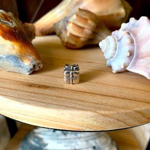 Retired Pandora Present Charm